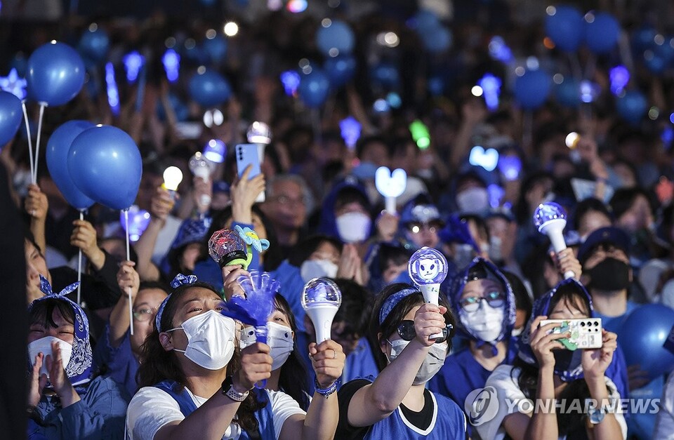 대선을 하루 앞둔 2일 더불어민주당 이재명 대선 후보의 마지막 유세가 열린 서울 여의도공원 문화 마당을 가득 메운 시민들이 응원봉을 흔들며 이 후보의 연설에 환호하고 있다.(사진=연합뉴스)