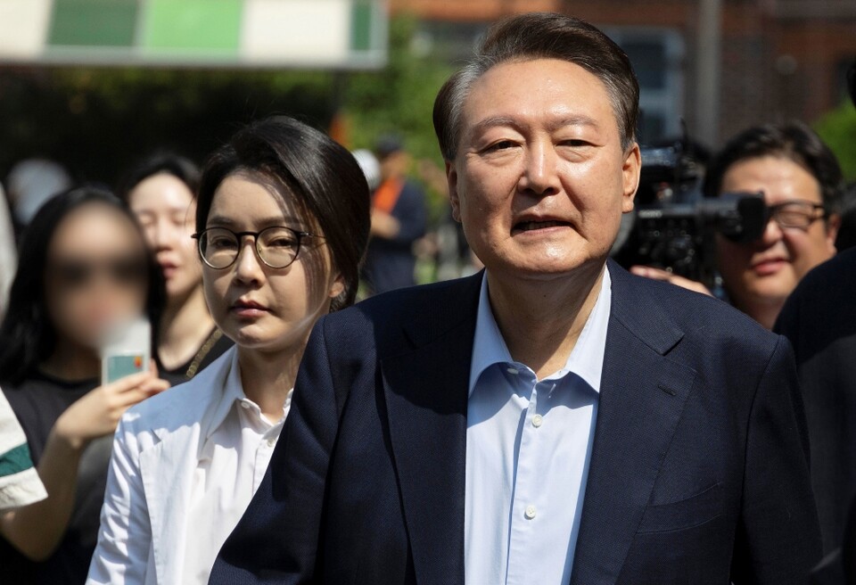 윤석열 전 대통령과 김건희 여사가 21대 대통령 선거일인 3일 서울 서초구 원명초등학교에 마련된 서초4동 제3투표소에서 투표를 마친 뒤 차량으로 향하고 있다 (사진=연합뉴스)