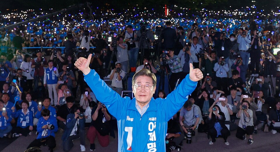지난 2일 더불어민주당 이재명 대선 후보가 서울 여의도공원 마지막 유세에 입장해 환호하는 시민들을 향해 엄지를 들어보이고 있다 (사진=연합뉴스)