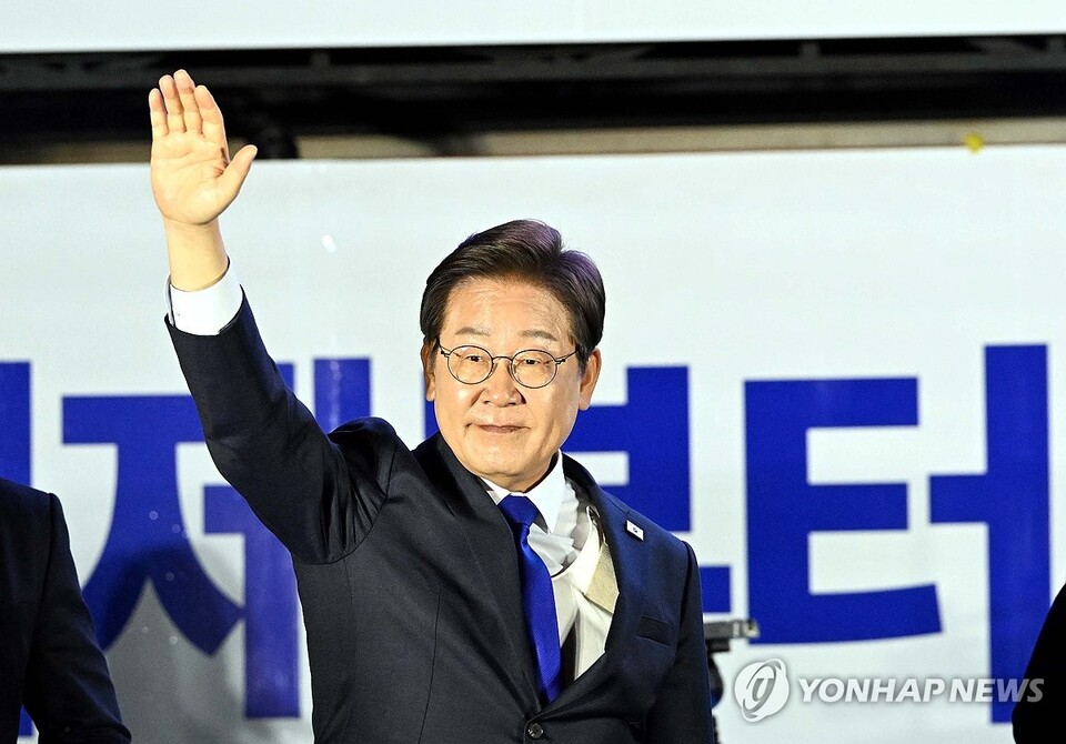 제21대 대통령 당선이 확실시되는 더불어민주당 이재명 대선 후보가 4일 서울 여의도 국회 인근에서 당 주최로 열린 국민개표방송 행사에 참석해 시민들을 향해 인사하고 있다. (사진=연합뉴스)