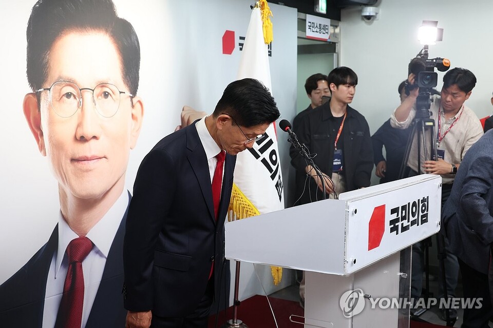  국민의힘 김문수 대선 후보가 4일 서울 여의도 당사에서 기자회견을 열고 인사하고 있다. (사진=연합뉴스)