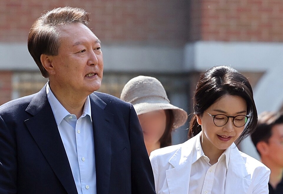 윤석열 전 대통령과 김건희 여사가 21대 대통령 선거일인 지난 3일 서울 서초구 원명초등학교에 마련된 서초4동 제3투표소에서 투표를 하기 위해 이동하고 있다 (사진=연합뉴스)