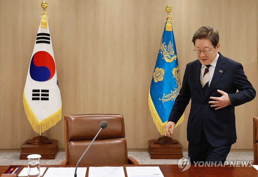 이재명 대통령이 4일 서울 용산 대통령실 청사에서 열린 '대통령 1호 명령, 비상경제점검 태스크포스(TF) 회의'에 참석하며 자리에 앉고 있다. (사진=연합뉴스)