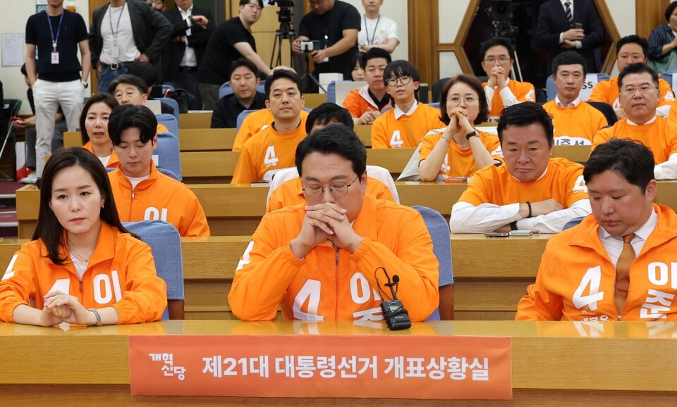 개혁신당 천하람 상임선대위원장, 이주영 공동선대위원장을 비롯한 선대위 관계자들이 지난 3일 서울 여의도 국회 의원회관에 마련된 당 개표 상황실에서 방송 3사 출구 조사 결과를 보고 나타낸 반응 (사진=연합뉴스)