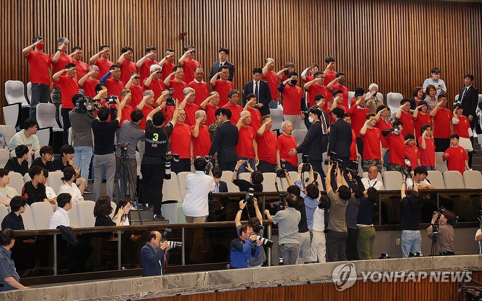 5일 국회 본회의에서 '채해병 특검법안'이 통과되자 방청을 온 해병대 예비역 연대 회원들이 경례를 하고 있다. (사진=연합뉴스)