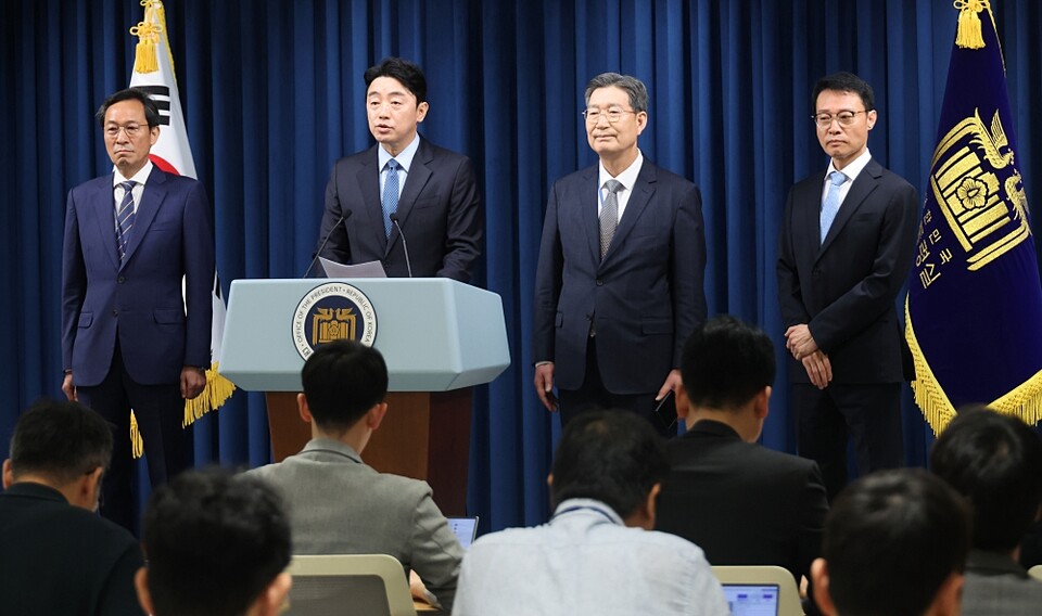 강훈식 대통령 비서실장이 8일 용산 대통령실에서 정무,홍보,민정 수석 인선을 발표하고 있다. (왼쪽부터) 우상호 정무수석, 강 비서실장, 오광수 민정수석, 이규연 홍보소통수석 (사진=연합뉴스)