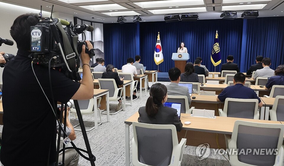 강유정 대통령실 대변인이 8일 서울 용산 대통령실에서 기자회견실 정비 관련 설명을 하고 있다.(연합뉴스)