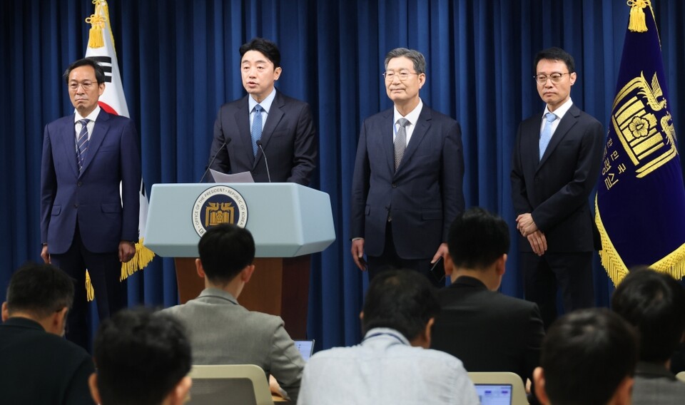 강훈식 대통령 비서실장이 지난 8일 용산 대통령실에서 정무,홍보,민정 수석 인선을 발표하고 있다. 왼쪽부터 우상호 정무수석, 강 비서실장, 오광수 민정수석, 이규연 홍보소통수석 (사진=연합뉴스)