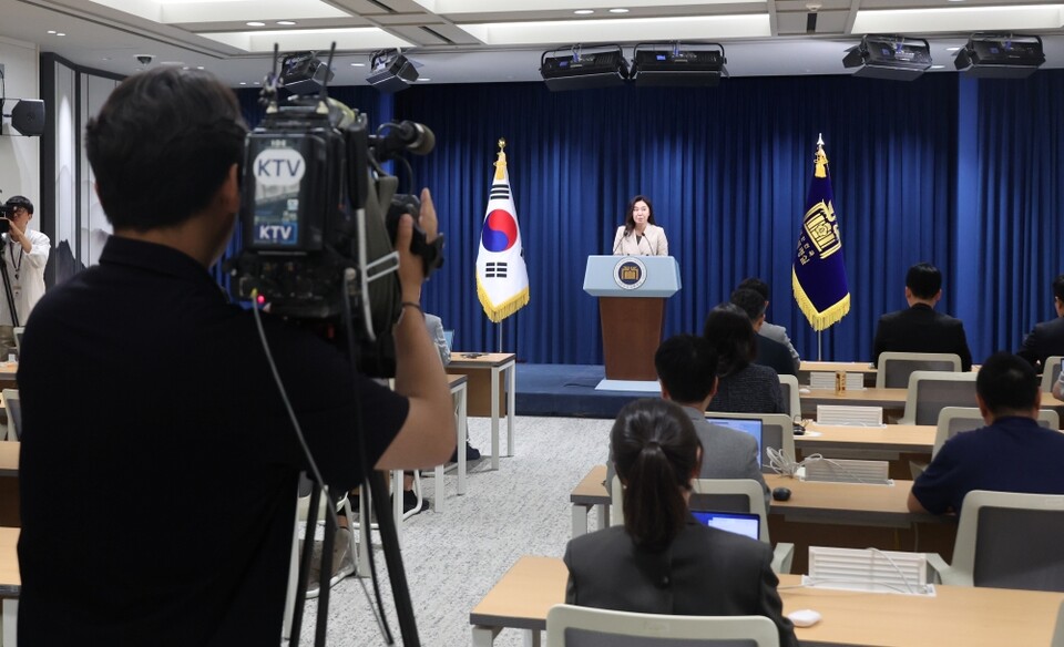 강유정 대통령실 대변인이 지난 8일 서울 용산 대통령실에서 기자회견실 정비 관련 설명을 하고 있다(사진=연합뉴스)