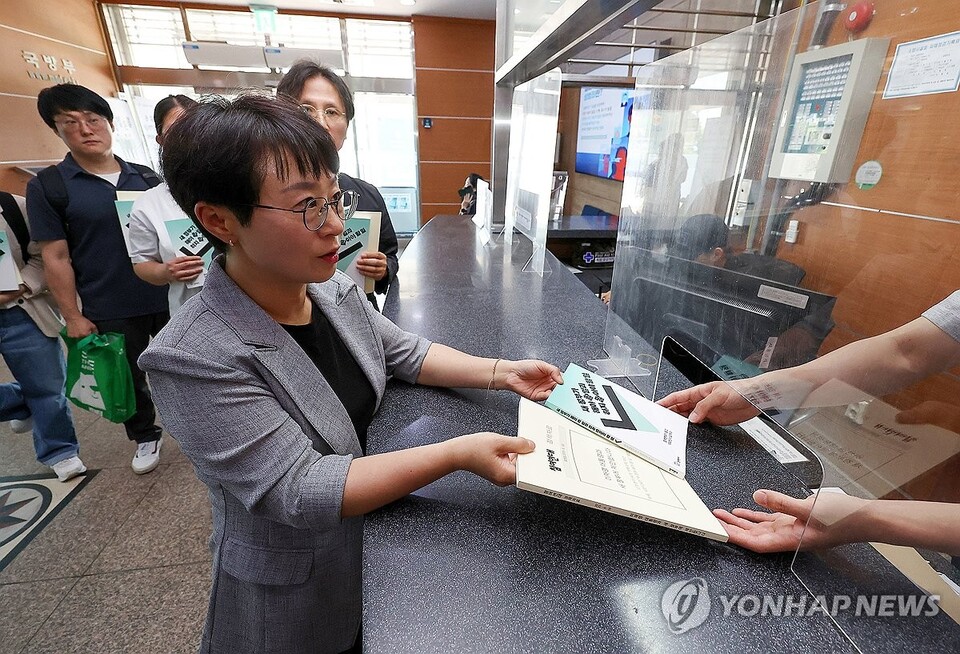 참여연대가 11일 서울 용산구 국방부 민원인실에서 '새 정부가 해야 할 일과 하지 말아야 할 일' 보고서를 전달하고 있다(사진=연합뉴스)