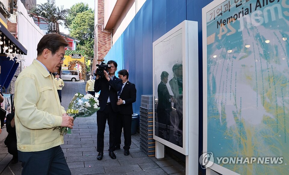 이재명 대통령이 12일 서울 용산구 이태원 참사 현장 '10·29 기억과 안전의 길'에서 헌화하고 있다. (서울=연합뉴스)