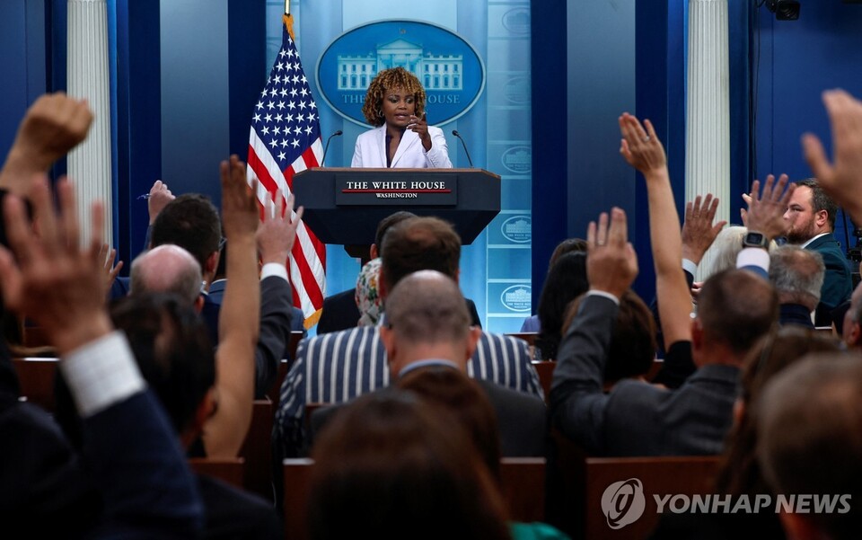 2024년 7월 8일(현지시간) 미국 워싱턴DC 백악관 브리핑룸에서 언론 브리핑 중인 카린 장-피에르 백악관 대변인 (사진=연합뉴스)