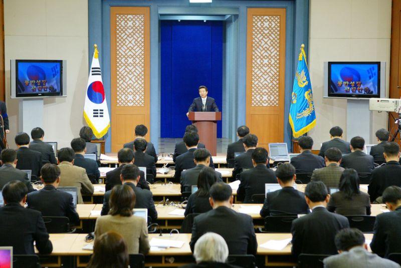 노무현 전 대통령이 2025년 1월 13일 청와대 춘추관에서 열린 신년 내외신 기자회견에서 발언을 하고 있다.(사진=노무현 사료관 홈페이지 갈무리)