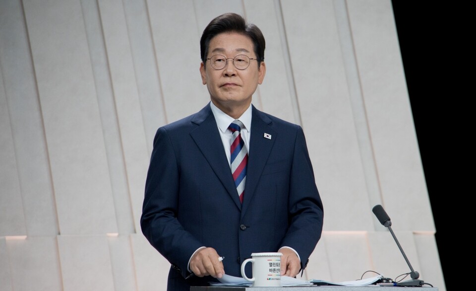 지난달 27일 이재명 더불어민주당 대선 후보가 정치 분야 TV토론회를 준비하는 모습 (사진=연합뉴스)