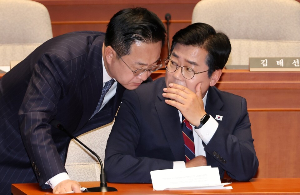 지난 5일 당시 더불어민주당 박찬대 대표 권한대행 겸 원내대표와 박성준 원내수석부대표가 서울 여의도 국회에서 열린 의원총회에서 대화하는 모습 (사진=연합뉴스)