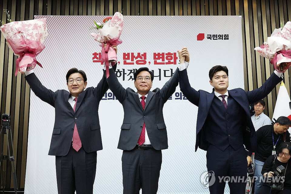 국민의힘 신임 원내대표로 당선된 송언석 의원이 16일 원내대표 선출 의원총회가 열린 국회 회의장에서 권성동 전 원내대표, 김용태 비상대책위원장과 기념촬영을 하고 있다. (사진=연합뉴스)