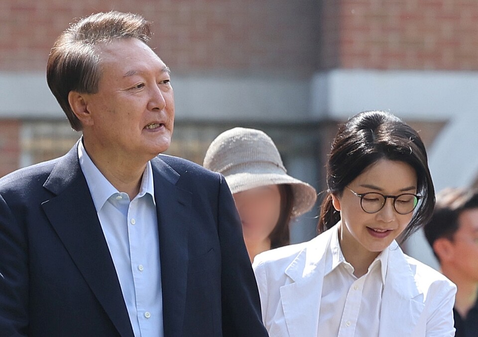 윤석열 전 대통령과 김건희 씨가 21대 대통령 선거일인 지난 3일 서울 서초구 원명초등학교에 마련된 서초4동 제3투표소에서 투표를 하기 위해 이동하는 모습 (공동취재=연합뉴스)