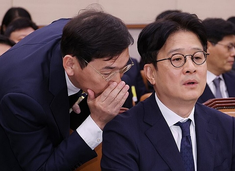 이창수 전 서울중앙지검장(오른쪽)이 조상원 전 서울중앙지검 4차장 검사 (사진=연합뉴스)