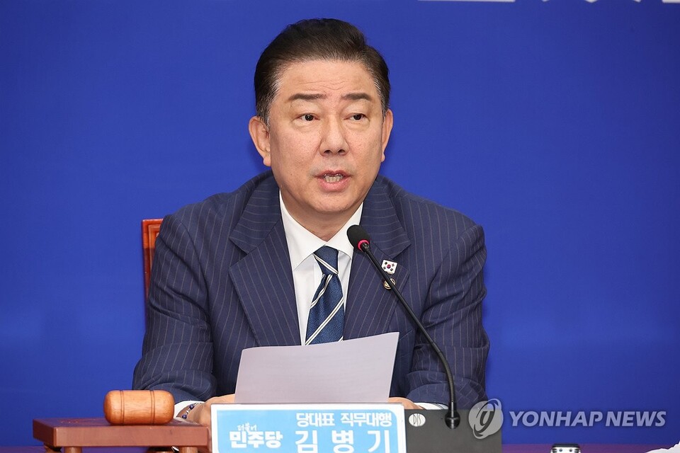 더불어민주당 김병기 당대표 직무대행 겸 원내대표가 18일 서울 여의도 국회에서 열린 최고위원회의에서 발언하고 있다.(사진=연합뉴스)