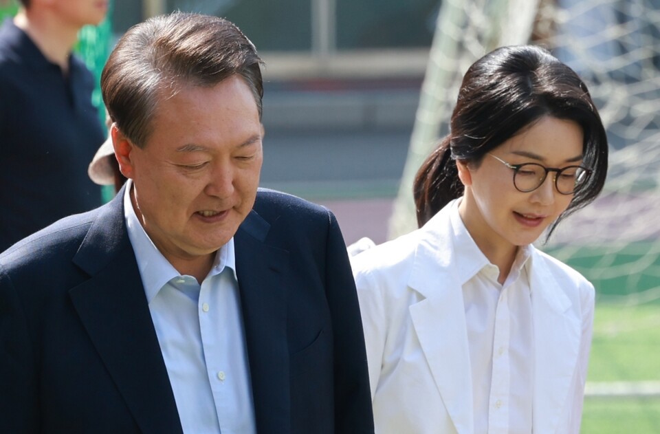 윤석열 전 대통령과 김건희 여사가 제21대 대통령 선거일인 지난  3일 서울 서초구 원명초등학교에 마련된 서초4동 제3투표소에 도착한 모습 (사진=연합뉴스)