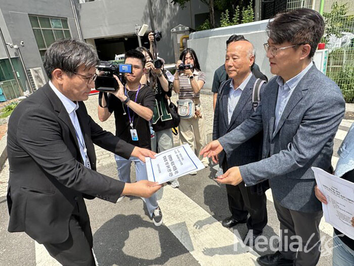 언로장악저지공동행동이 19일 대통령실 관계자에게 방송3법 개정에 대한 의견서를 전달하고 있다.(사진=미디어스)