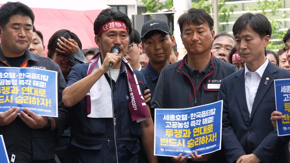 김형수 거제통영고성조선하청지회장이 기자회견에서 발언하고 있다. (사진=금속노조 경남지부 제공)