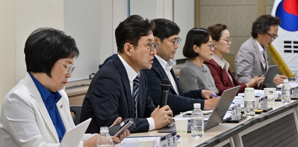 홍창남 국정기획위원회 사회2분과위원장이 20일 경기 정부과천청사 방송통신위원회에서 열린 국정기획위원회 업무보고에서 발언하고 있다 (공동취재=연합뉴스)