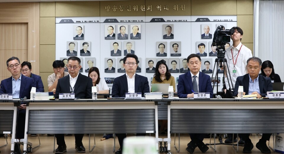 김영관 방송통신위원회(방통위) 사무처장 직무대행을 비롯한 관계자들이 20일 경기 정부과천청사 방송통신위원회에서 열린 국정기획위원회 업무보고에서 홍창남 국정기획위원회 사회2분과위원장의 발언을 듣고 있다 (공동취재=연합뉴스)