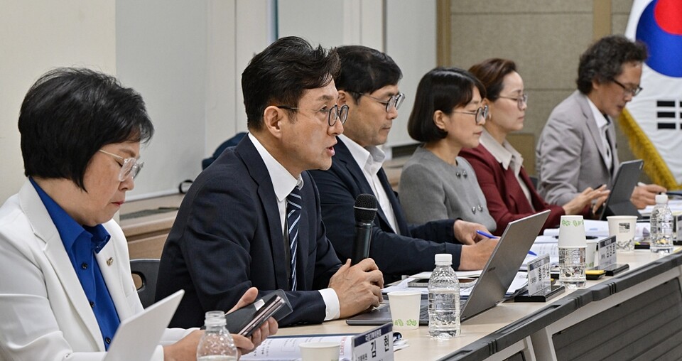홍창남 국정기획위원회 사회2분과위원장이 20일 경기 정부과천청사 방송통신위원회에서 열린 국정기획위원회 업무보고에서 발언하고 있다 (공동취재=연합뉴스)