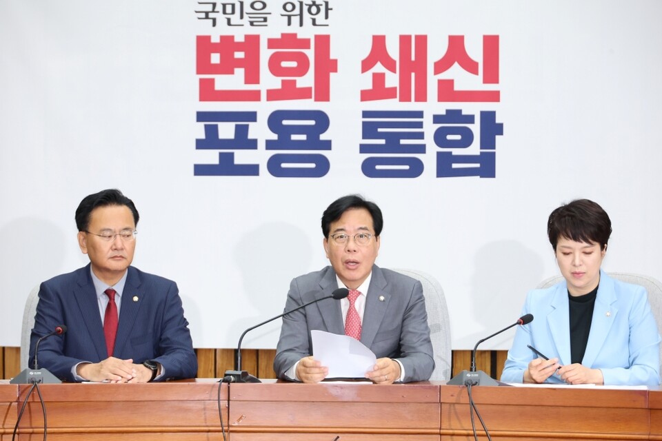 민의힘 송언석 원내대표가 20일 서울 여의도 국회에서 열린 원내대책회의에서 발언하고 있다. 왼쪽부터 유상범 원내운영수석부대표, 송 원내대표, 김은혜 원내정책수석부대표 (사진=연합뉴스)