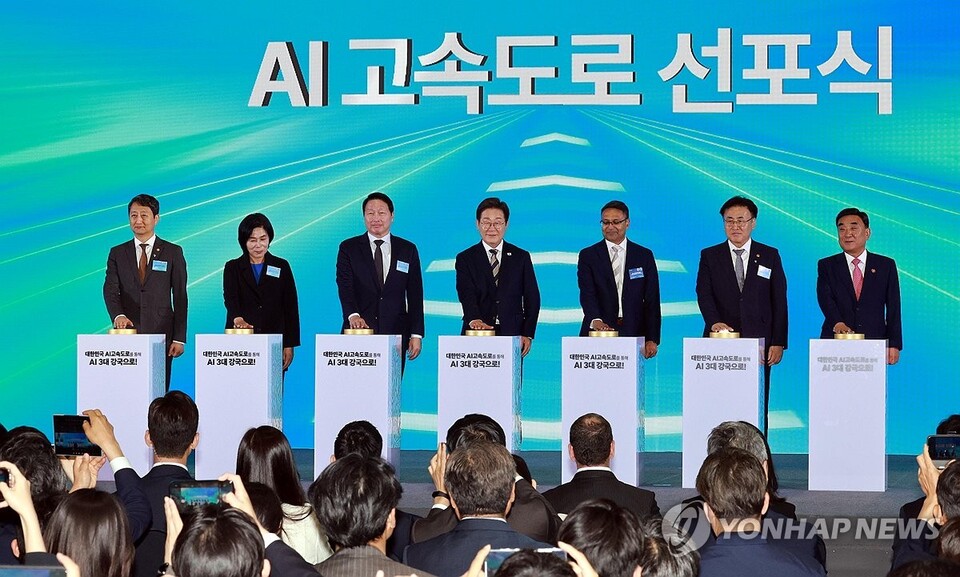 이재명 대통령이 20일 울산전시컨벤션센터에서 열린 울산 인공지능(AI) 데이터 센터 출범식에서 참석자들과 함께 기념 세리머니에 참여하고 있다. 왼쪽부터 안덕근 산업통상자원부 장관, 최민희 국회 과학기술정보방송통신위원장, 최태원 SK그룹 회장, 이 대통령, 아마존웹서비스(AWS) 프라사드 칼야나라만 인프라 총괄 대표, 유상임 과학기술정보통신부 장관, 김두겸 울산광역시장(연합뉴스)