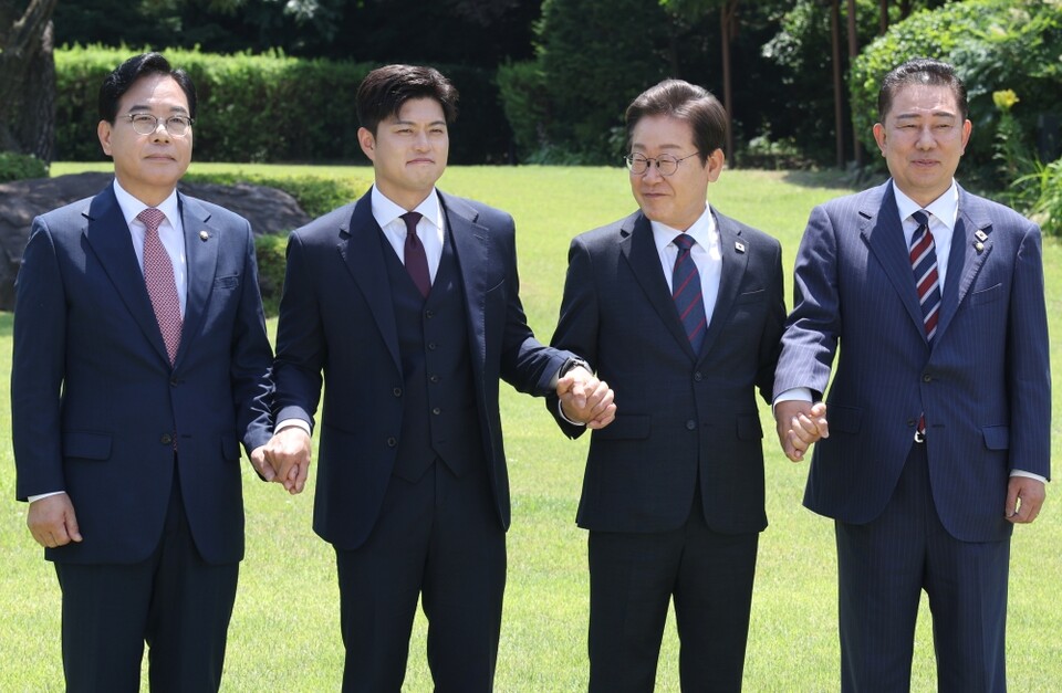 이재명 대통령이 지난 22일 한남동 관저에서 여야 지도부와 오찬에 앞서 기념촬영을 하고 있다. 왼쪽부터 국민의힘 송언석 원내대표, 김용태 비상대책위원장, 이 대통령, 더불어민주당 김병기 당대표 직무대행 겸 원내대표 (사진=연합뉴스)