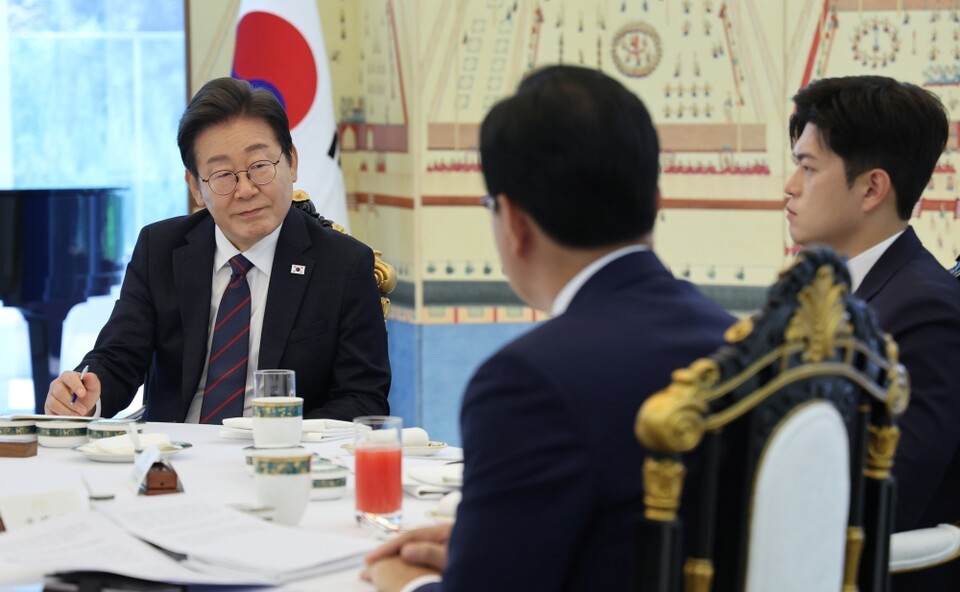 이재명 대통령이 지난 22일 한남동 관저에서 열린 여야 지도부와의 오찬에서 국민의힘 송언석 원내대표(뒷모습)의 발언을 듣고 있다. 오른쪽은 김용태 비대위원장 (사진=연합뉴스)