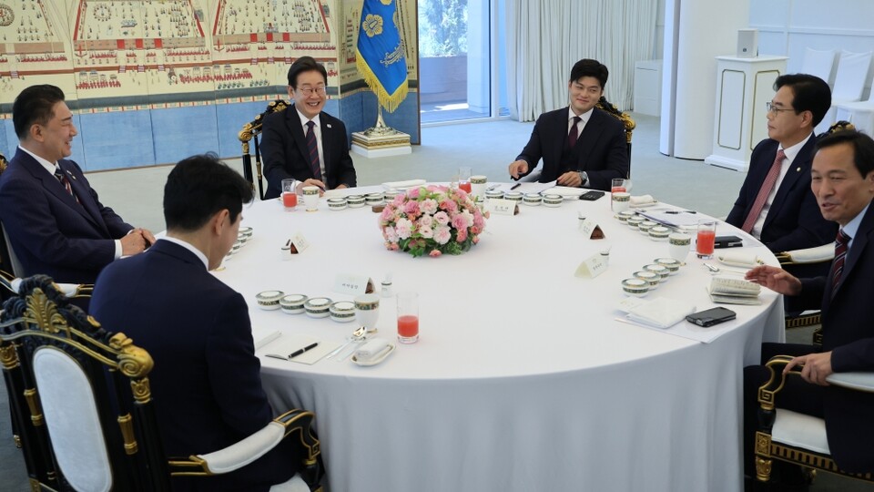 이재명 대통령이 지난 22일 서울 한남동 관저에서 열린 여야 지도부와의 오찬 회동에서 발언하고 있다. 왼쪽 아래부터 시계방향으로 강훈식 대통령비서실장, 더불어민주당 김병기 당대표 직무대행 겸 원내대표, 이 대통령, 국민의힘 김용태 비상대책위원장, 송언석 원내대표, 우상호 대통령실 정무수석 (사진=연합뉴스)