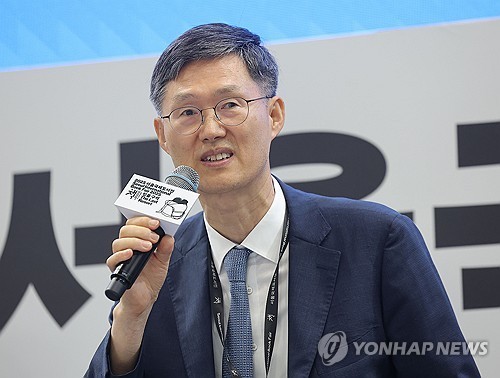 문형배 전 헌법재판소장 권한대행이 22일 서울 강남구 코엑스에서 '어른 김장하의 씨앗'이라는 제목으로 열린 서울국제도서전 북토크에 참석해 발언하고 있다.(연합뉴스) 