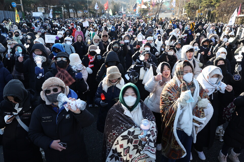 2024년 12월 22일 서울 서초구 남태령 인근에서 시민들이 구호를 외치고 있다. 전국농민회총연맹 전봉준 투쟁단이 윤석열 대통령 구속 등을 촉구하며 트랙터 상경 시위에 나섰다가 서울 서초구 남태령에서 20시간 이상 대치하는 상황이 발생했다(연합뉴스)
