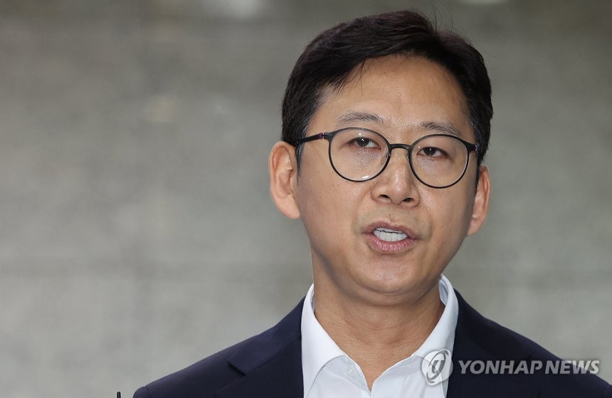 배경훈 과학기술정보통신부 장관 후보자가 24일 서울 종로구 광화문우체국에 마련된 인사청문회 준비 사무실로 출근하며 취재진의 질문에 답하고 있다. (사진=연합뉴스)