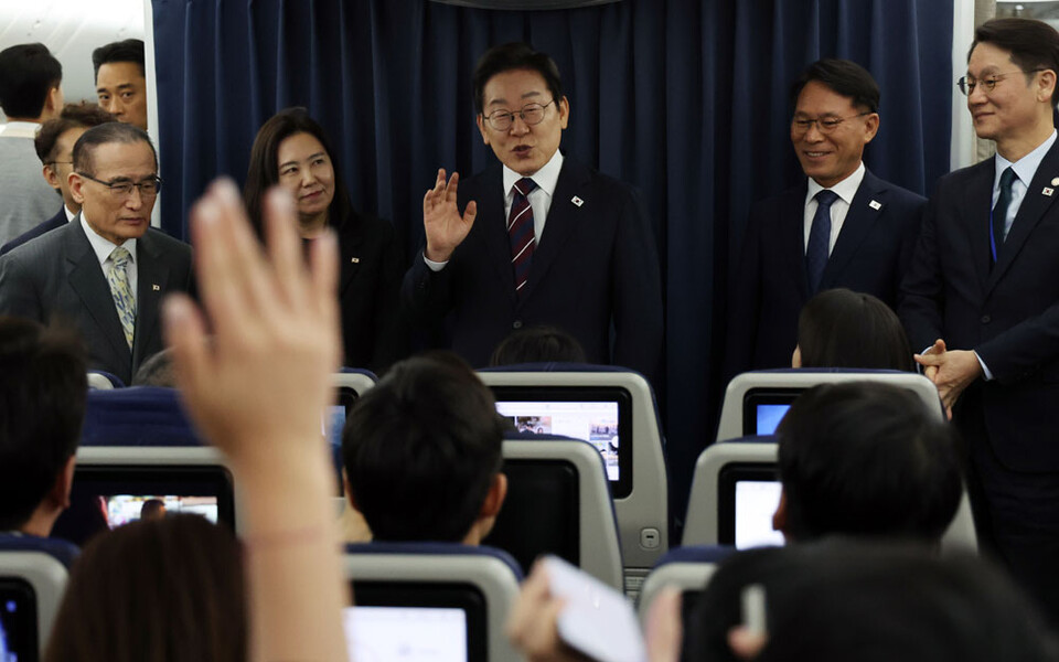 캐나다 주요 7개국(G7) 정상회의를 마친 이재명 대통령이 18일 서울공항을 향하는 공군 1호기에서 기자들과 G7 관련 대화를 하고 있다.(사진=연합뉴스)