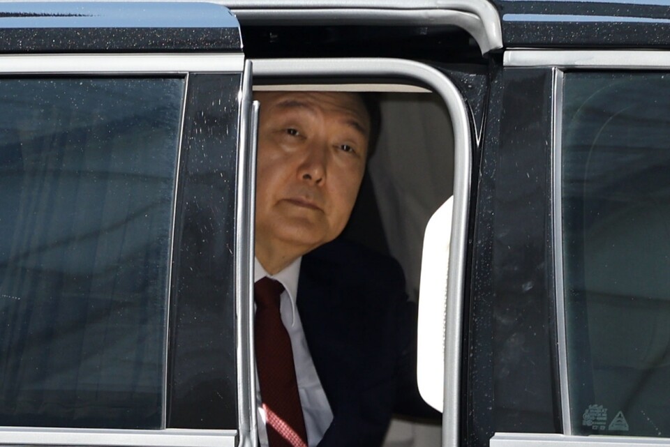 윤석열 전 대통령이 지난 23일 서울 서초구 서울중앙지방법원에서 열린 내란 우두머리 혐의·직권남용 권리행사 방해 혐의 사건 8차 공판에 출석하고 있다 (사진=연합뉴스)