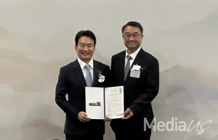 24일 KBS 전국시청자위원회가 공동선언문을 박장범 사장에게 전달하고 있다.(사진=미디어스)