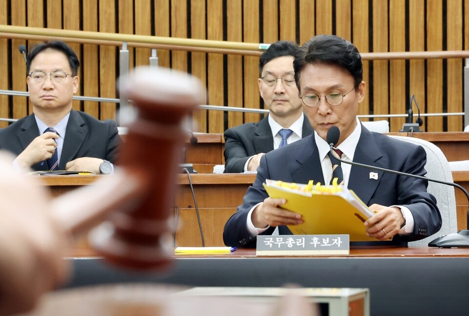 김민석 국무총리 후보자가 25일 서울 국회에서 이틀째 열린 인사청문회에서 정회가 선포되자 자료를 정리하고 있다 (사진=연합뉴스)