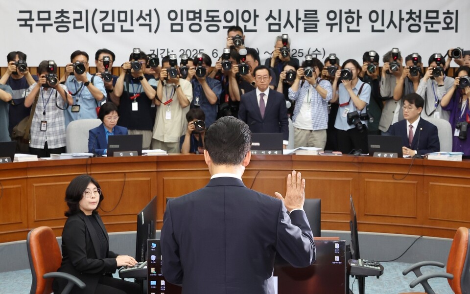 김민석 국무총리 후보자가 지난 24일 서울 여의도 국회에서 열린 인사청문회에서 선서하고 있다 (사진=연합뉴스)