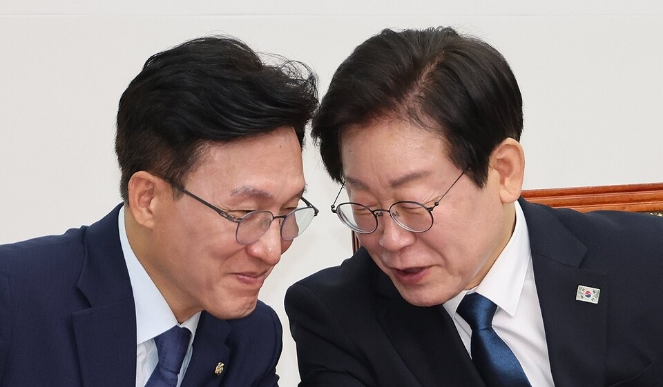 지난해 8월 당시 더불어민주당 이재명 대표와 김민석 수석최고위원이 대화하는 모습 (사진=연합뉴스)