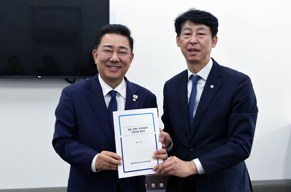 이훈기 민주당 방콘특위위원장이 김병주 당대표 직무대행겸 원내대표에게 '방콘특위 정책제안서'를 전달하고 있다.(사진 이훈기 의원실 제공)