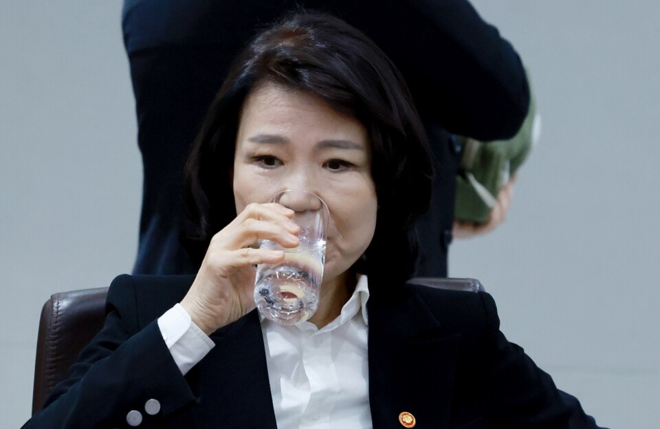 이진숙 방송통신위원장이 지난 24일 서울 용산 대통령실 청사에서 열린 국무회의에 참석해 물을 마시고 있다 (사진=연합뉴스)