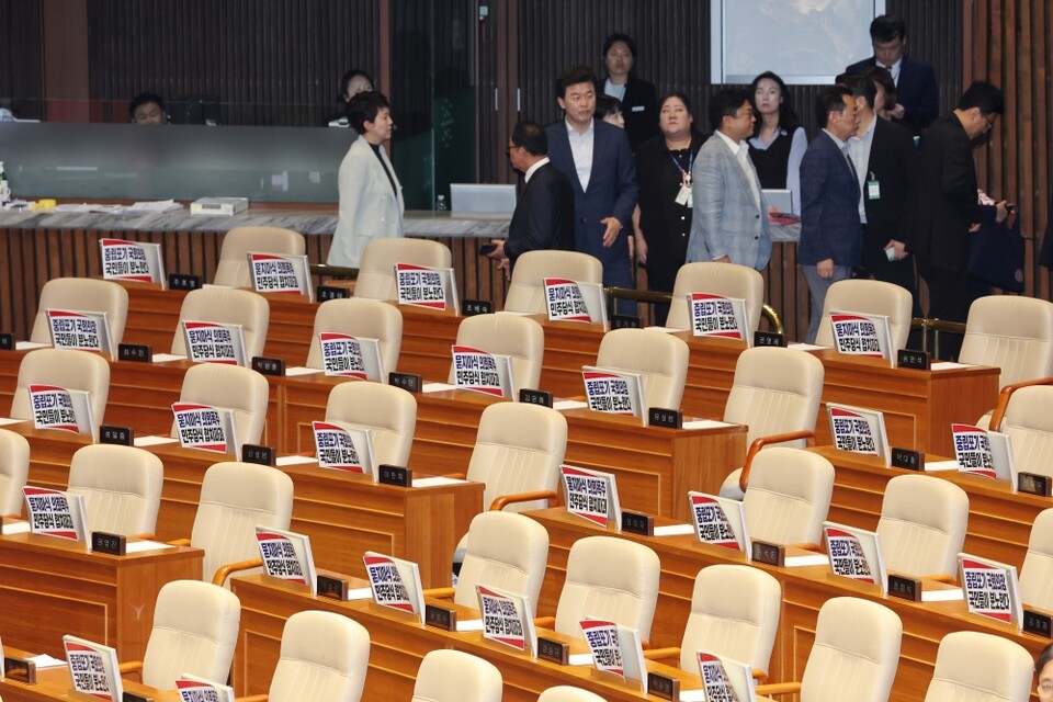 지난 27일 국회 본회의장에서 우원식 국회의장이 입장하자 국민의힘 의원들이 법사위원장을 선출하기로 한 의사일정 강행에 대해 반발하며 퇴장하고 있다 (사진=연합뉴스)