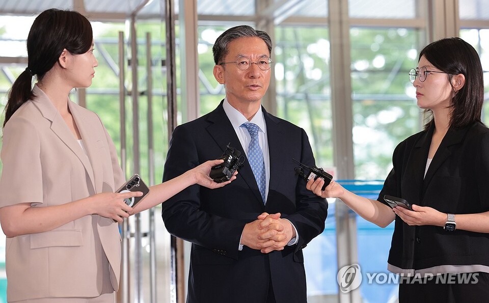 정성호 법무부 장관 후보자가 1일 서울 종로구 적선동에 마련된 인사청문회 준비 사무실로 출근하며 지명 소감을 밝히고 있다(사진=연합뉴스)