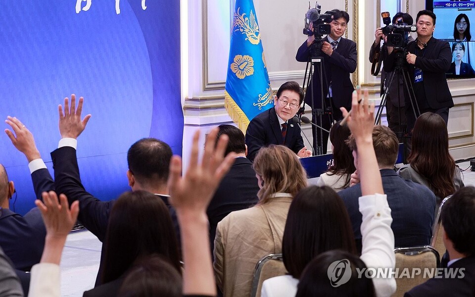 이재명 대통령이 3일 청와대 영빈관에서 열린 '대통령의 30일, 언론이 묻고 국민에게 답하다' 기자회견에서 기자의 질문을 받고 있다.(사진=연합뉴스)