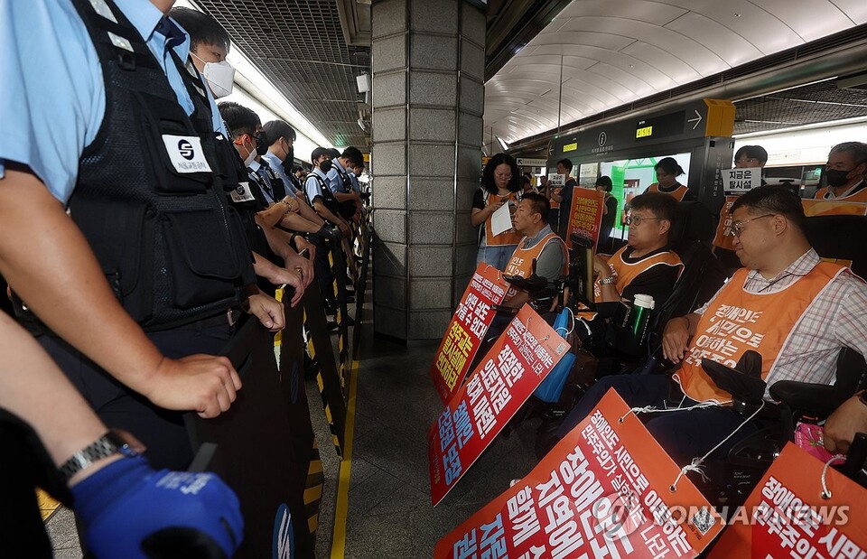 전국장애인차별철폐연대(전장연) 회원들이 6월 16일 서울 경복궁역에서 국정기획위원회 출범을 맞아 장애인 관련 장애인 탈시설 권리 보장·장애인 건강권 보장 등 장애인 관련 정책 수립을 촉구하며 기자회견을 하고 있다(연합뉴스)