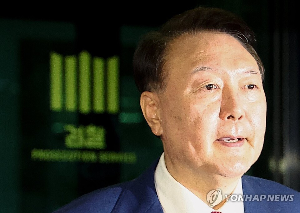 윤석열 전 대통령이 5일 내란 특검 2차 조사를 마치고 조은석 특별검사팀 사무실이 있는 서울 서초구 서울고검을 나서고 있다. (사진=연합뉴스)